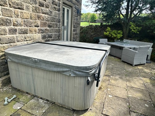 Solid hot tub - hot, used