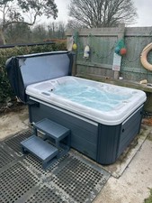 2 PERSON HOT TUB 2 LOUNGERS